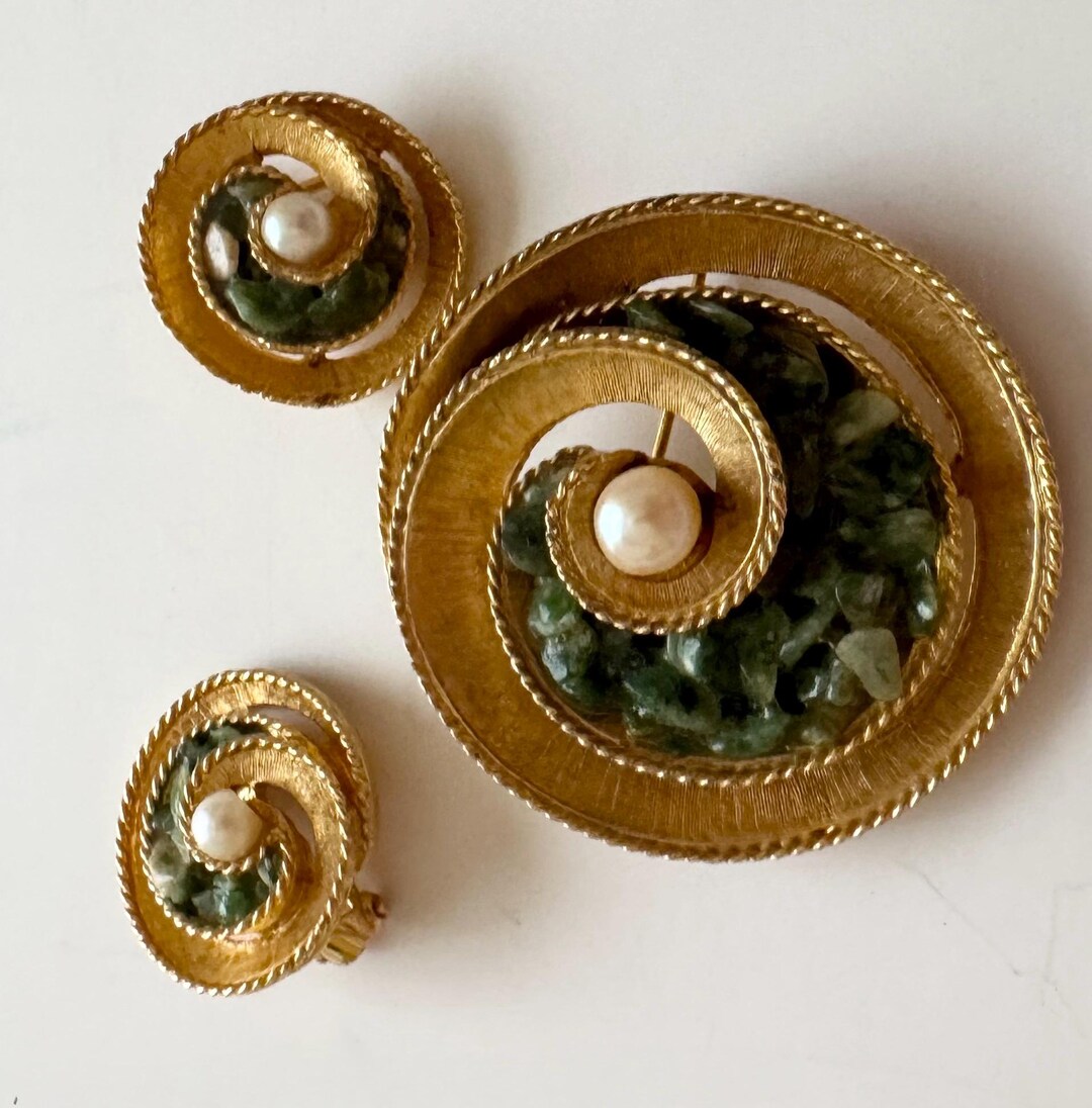 CAPRI Signed Swirl Green Jade and Pearl Brooch Pin Set With Clip ...