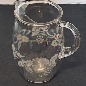 Bartlett Collins Pichet gravé Golden Grape Grapevine 72 oz, bordure dorée frottée aux lèvres