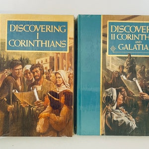 Może przedstawiać: Dwie książki w twardej oprawie zatytułowane "Odkrywanie I Koryntian" i "Odkrywanie II Koryntian i Galatów". Książki mają niebieskie grzbiety i złote litery. Okładki zawierają ilustracje ludzi w scenach biblijnych.
