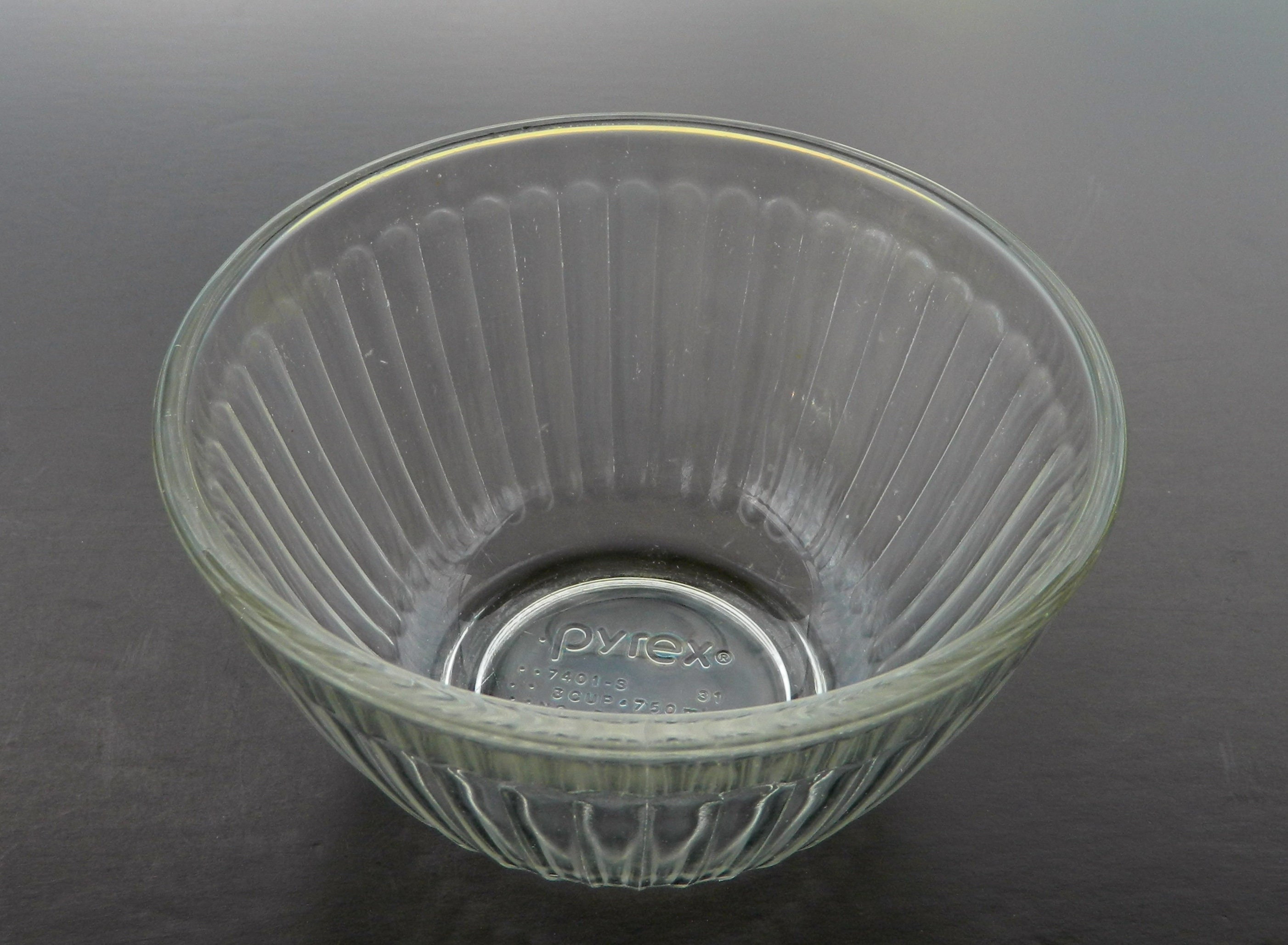 Red Co. Large Clear Glass Mixing Bowl with Ribbed Surface, for Mixing,  Storage, Serving, 2.5 Quarts, 9 Dia
