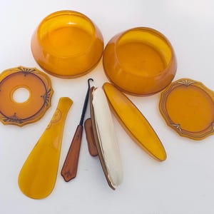 Celluloid 8-delat bärnstensfärgat kommodset i antik, hårfärgat skohorn med krok