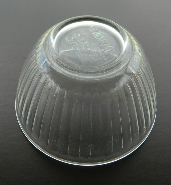 PYREX - Ciotola/cassera in vetro bianco opaco da 3 quarti - Motivo Disegni, Squame di pesce, Archi o Art Deco - Prodotta negli Stati Uniti - Anni '70 - Italia