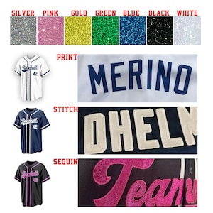 Pode incluir: Uma cole&ccedil;&atilde;o de camisas de beisebol com v&aacute;rias op&ccedil;&otilde;es de personaliza&ccedil;&atilde;o, incluindo estampa, costura e lantejoulas. A imagem exibe amostras de cores em prata, rosa, ouro, verde, azul, preto e branco, juntamente com exemplos de camisas.