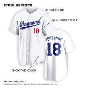 Pode incluir: Uma camisola de basebol branca com o texto "Anyname" em azul na frente, o n&uacute;mero "18" em vermelho, e nas costas o texto "Yourname" com o n&uacute;mero "18" em azul. A imagem inclui etiquetas para a cor do texto, do n&uacute;mero e da pe&ccedil;a de vestu&aacute;rio.