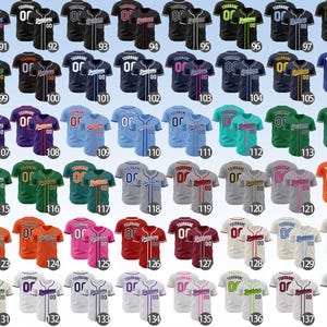 Pode incluir: Uma cole&ccedil;&atilde;o de camisas de beisebol em v&aacute;rias cores, cada uma com frente abotoada, mangas curtas e o texto YOURNAME com o n&uacute;mero 00 nas costas. Cada camisa &eacute; numerada de 91 a 138, exibindo diversas combina&ccedil;&otilde;es de cores.