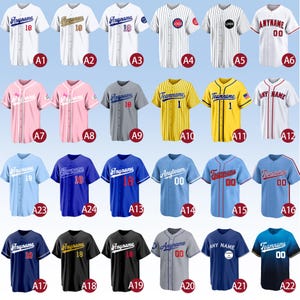 Pode incluir: Uma cole&ccedil;&atilde;o de vinte e quatro camisas de beisebol de manga curta com bot&otilde;es em v&aacute;rias cores, incluindo branco, rosa, cinza, amarelo, azul e preto. Cada camisa apresenta campos de texto personaliz&aacute;veis como Anyname ou Teamname e n&uacute;meros.