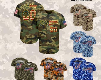 Pode incluir: Uma coleção de camisas de beisebol personalizadas com vários padrões de camuflagem em verde, bege, azul e laranja. Cada camisa exibe o texto CUSTOM ANY REQUEST, YOURNAME e o número 00, com alguns designs incorporando motivos da bandeira americana.