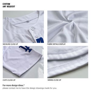 Pode incluir: Uma camisa de beisebol branca com fecho de bot&otilde;es, decote em V e mangas curtas. O tecido tem uma textura de malha vis&iacute;vel. Letras azuis s&atilde;o parcialmente vis&iacute;veis na frente e na manga. Inclui o texto CUSTOM ANY REQUEST.