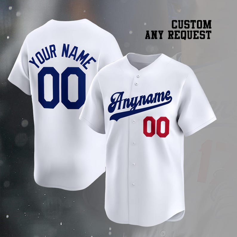Pode incluir: Duas camisolas de basebol brancas de manga curta com bot&otilde;es frontais. As costas apresentam o texto "YOUR NAME" e "00" em azul escuro. A frente exibe o texto "Anyname" em azul escuro e o n&uacute;mero "00" em vermelho. "CUSTOM ANY REQUEST" est&aacute; impresso acima.