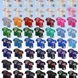 Pode incluir: Uma cole&ccedil;&atilde;o de camisas de beisebol de manga curta com bot&otilde;es em v&aacute;rias combina&ccedil;&otilde;es de cores, cada uma com o texto YOURNAME e o n&uacute;mero 00 nas costas, numeradas de 35 a 90 em uma grade para sele&ccedil;&atilde;o de vestu&aacute;rio de equipe personalizado.
