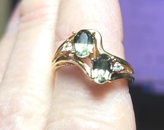 Vintage 14KT GE Green Stone with Clear Stone Accents Size 5 1/2