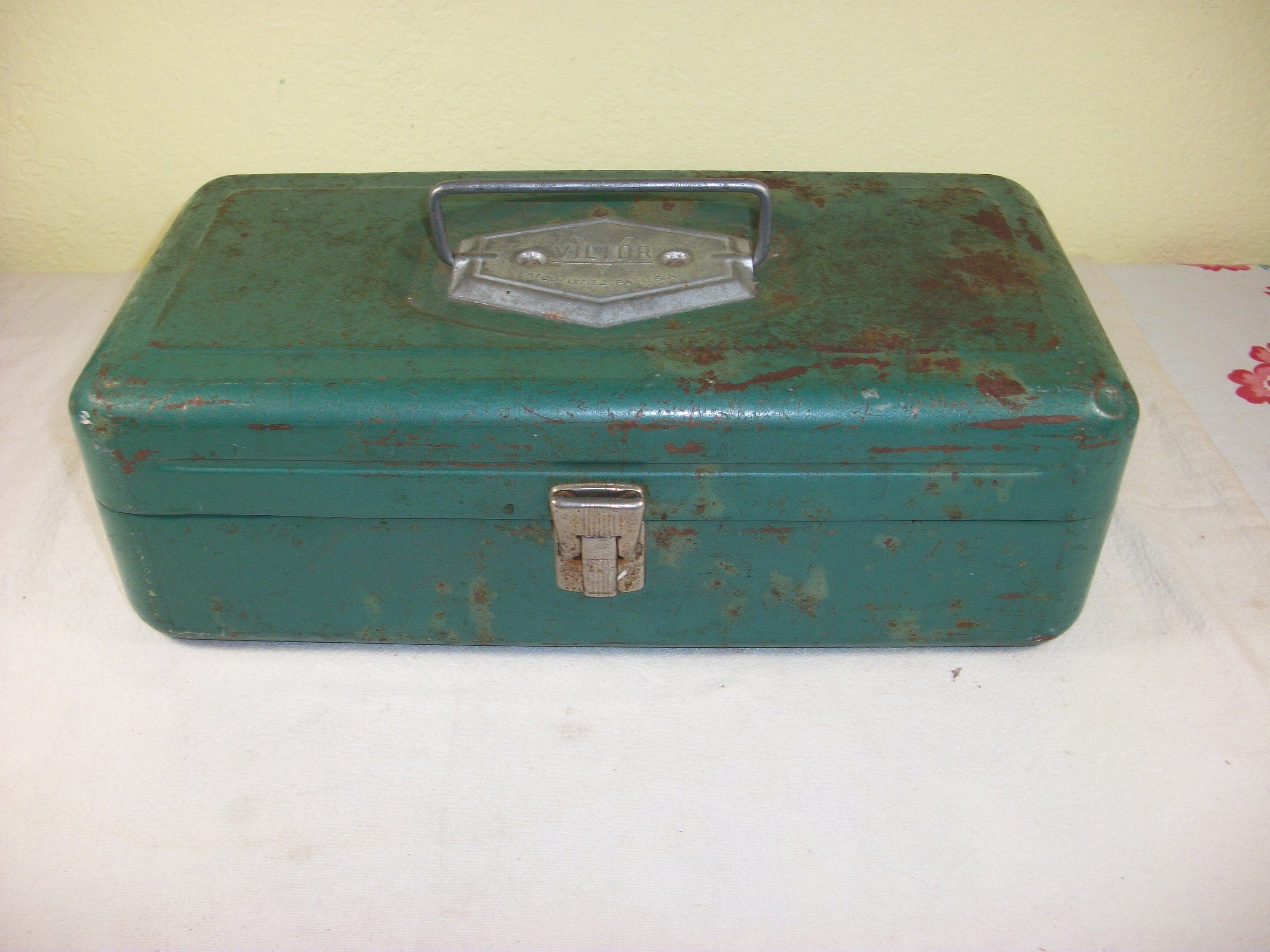Vintage Victor Atco Lititz Pa. USA Metal Storage Tool Tackle Box Green -   India