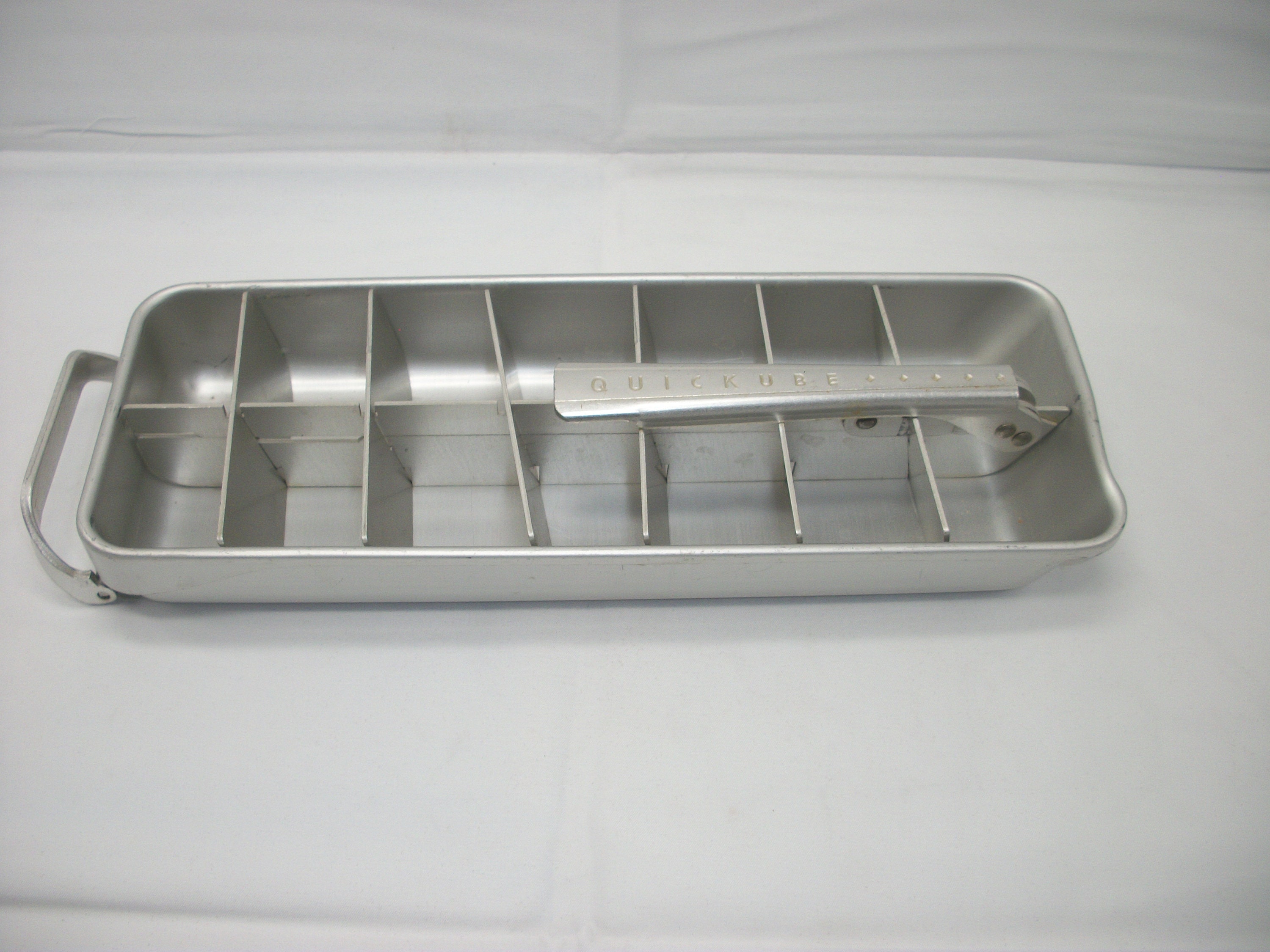 Vintage Kitchen Ice Cube Tray – 18 Slot Ice Cube Maker with Easy Release  Handle – Aluminum Metal – 11” L x 4” W x 1 ¾” H