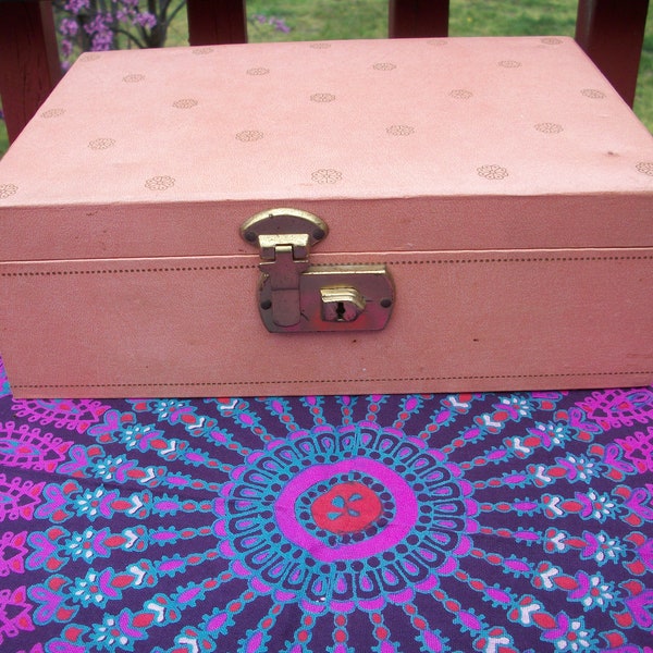 Vintage Wonderful Mele Pink and Gold Jewelry Box with Original Key 2 Tiers Flower Pattern