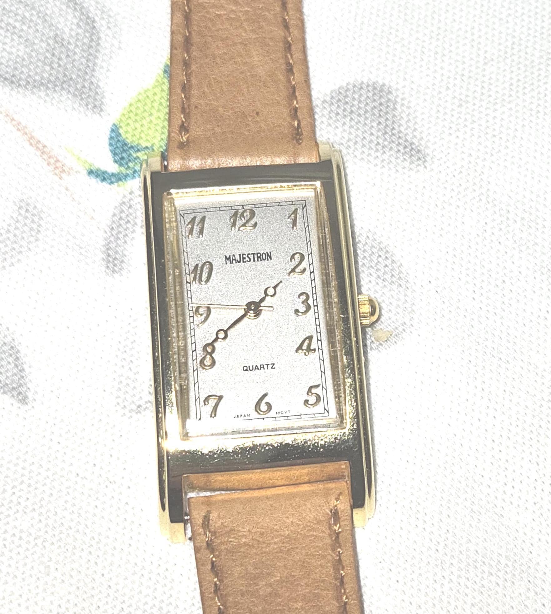 Montre Femme Vintage Majestron - Boîtier Coussin Argenté 26mm, Cadran Blanc Chiffres Romains, Quartz, Cuir Noir