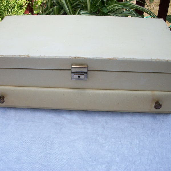 Vintage Beautiful Lady Buxton 2 Tier 1 Drawer Beige with Blue Design Felt and Fabric Inside Nice Hardware Mid Century Jewelry Box No Key