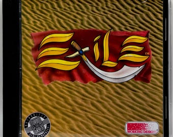 Puede incluir: Caja de CD del juego "Exile". La portada muestra el título en texto amarillo estilizado con una espada sobre un fondo rojo, sobre un fondo texturizado similar al desierto. También son visibles los logotipos de TurboGrafx y Working Designs.