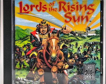 Puede incluir: Caja de CD del videojuego "Lords of the Rising Sun" con un samurái a caballo con una espada, sobre un fondo de campo de batalla y sol naciente. El logotipo de TurboGrafx 16 es visible.