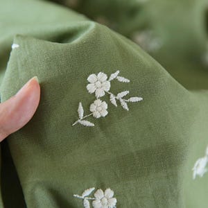Green Floral Linen Fabric- Embroidered Fabric- Quilting Fabric- Daisy Fabric- Linen Fabric- By The Half Yard