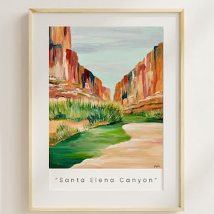 Puede incluir: Impresi&oacute;n art&iacute;stica enmarcada del Ca&ntilde;&oacute;n de Santa Elena. La pintura representa un ca&ntilde;&oacute;n con formaciones rocosas rojas y naranjas, vegetaci&oacute;n verde y un r&iacute;o turquesa. La obra de arte est&aacute; en un marco de madera clara.