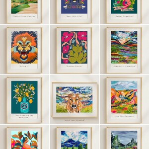 Puede incluir: Una colecci&oacute;n de impresiones art&iacute;sticas enmarcadas con ilustraciones coloridas. Las impresiones representan diversas escenas, incluyendo paisajes, arreglos florales y retratos de animales. Cada impresi&oacute;n tiene un borde blanco y un t&iacute;tulo en la parte inferior.