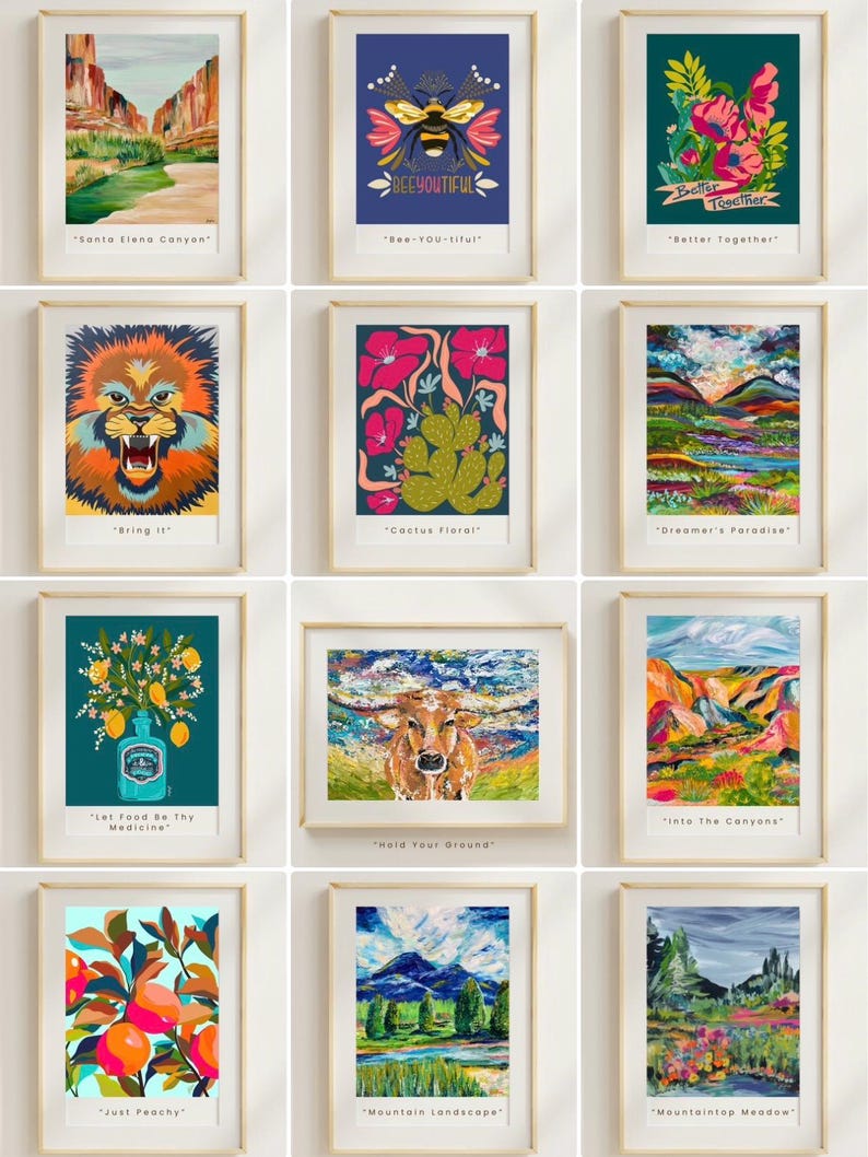 Puede incluir: Una colecci&oacute;n de impresiones art&iacute;sticas enmarcadas con ilustraciones coloridas. Las impresiones representan diversas escenas, incluyendo paisajes, arreglos florales y retratos de animales. Cada impresi&oacute;n tiene un borde blanco y un t&iacute;tulo en la parte inferior.