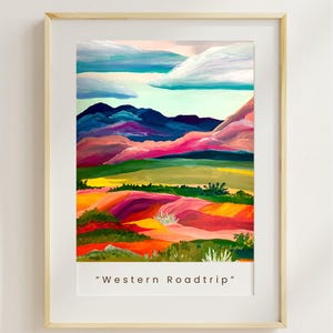 Puede incluir: L&aacute;mina art&iacute;stica enmarcada con una pintura de paisaje colorida. La obra de arte representa colinas onduladas en tonos rojos, rosas, verdes y amarillos, con monta&ntilde;as azules y un cielo nublado. El texto "Western Roadtrip" est&aacute; impreso en la parte inferior.