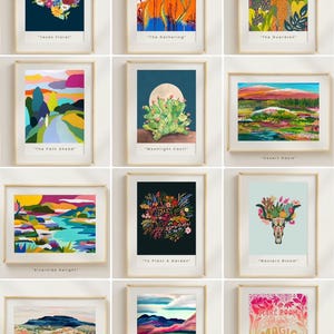 Puede incluir: Una colecci&oacute;n de impresiones art&iacute;sticas enmarcadas con varios dise&ntilde;os abstractos coloridos de paisajes y flores. Cada impresi&oacute;n tiene un borde blanco y un marco de madera. Las impresiones incluyen t&iacute;tulos como "Texas Floral", "The Gathering" y "You Are Magic".