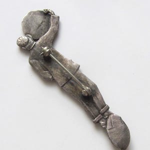 Broche Handcrafted Fan De Football - Fabriquée à La Main Au Kenya Avec Du Métal Recyclé Et Des Perles