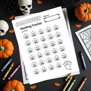 Könnte beinhalten: Ein schwarz-weißes Halloween-Lesetracker mit Kürbisillustrationen. Der Tracker enthält die Wörter "Halloween" und "Reading Tracker" oben, mit Platz für einen Namen. Orangefarbene Kürbisse und Buntstifte umgeben den Tracker.