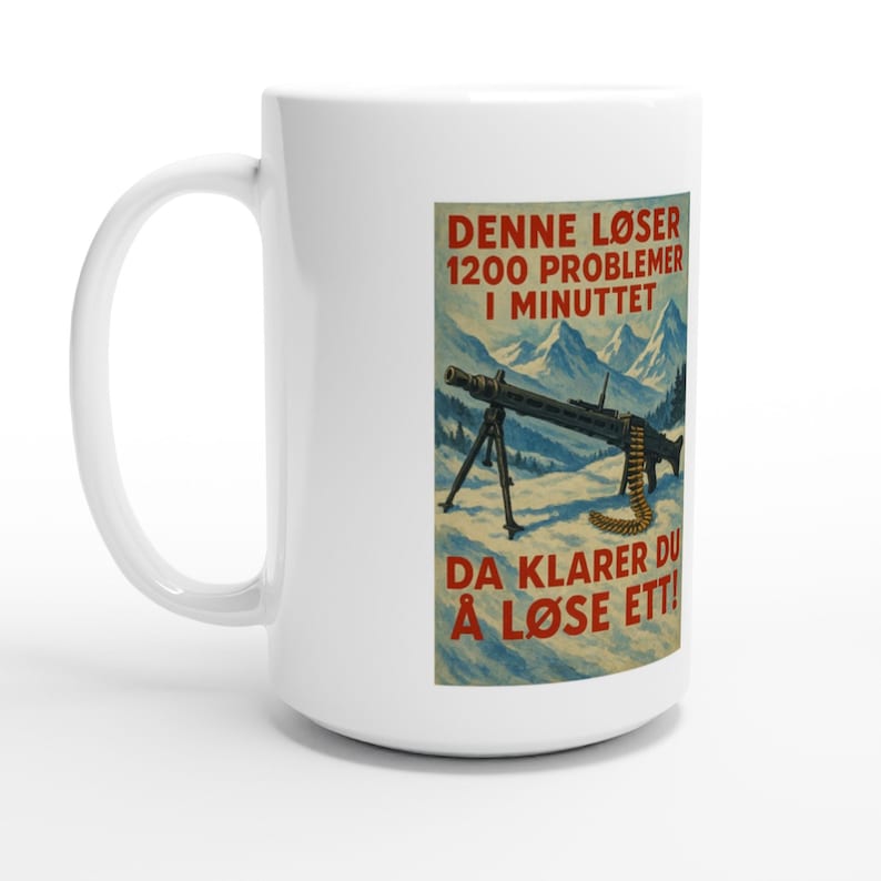 May include: White coffee mug with a red and white illustration of a machine gun with the text 'DENNE LØSER 1200 PROBLEMER I MINUTTET DA KLARER DU Å LØSE ETT!'.