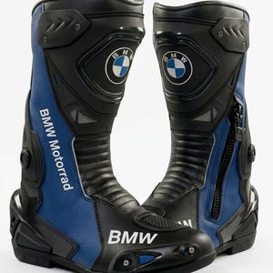 Può includere: Un paio di stivali da moto neri e blu con il logo BMW Motorrad sul lato e la scritta BMW sulla punta. Questi stivali alti includono pannelli protettivi sagomati, una chiusura con zip laterale e sezioni rinforzate in corrispondenza del tallone.