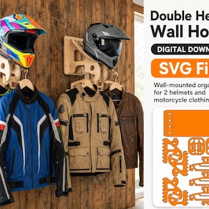 Pode incluir: Um suporte de parede duplo para capacete de madeira com dois capacetes e jaquetas de motocicleta. Os capacetes são coloridos e cinzentos. As jaquetas são pretas, azuis e bege. O texto na imagem diz "Double Helmet Wall Holder" e "SVG Files".