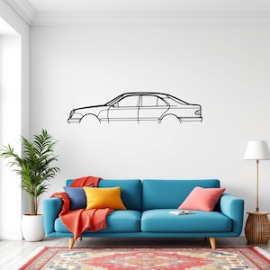 Puede incluir: Contorno negro de un coche sedán montado en una pared blanca. El coche se representa de perfil, mostrando su carrocería, ventanas y ruedas. La obra de arte es un diseño minimalista, adecuado para los entusiastas del automóvil.