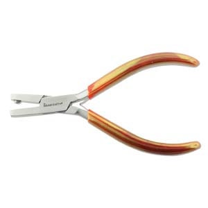 Puede incluir: Un par de alicates con mangos rojos y dorados y una pequeña mandíbula rectangular plana. Los alicates están diseñados para la fabricación de joyas.