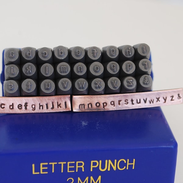 Nieuw - lettertype Arial - 2 mm kleine letters - set met zeldzame letters - metalen stempelset - geweldig goedkoop hulpmiddel voor je winkel en stempelbehoeften