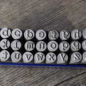 Sellos de acero para metal (1/4 de pulgada) de Metal Supply Chick-Pick Letter, fuente de máquina de escribir de una sola letra minúscula de 6 mm de tamaño GRANDE (minúsculas).