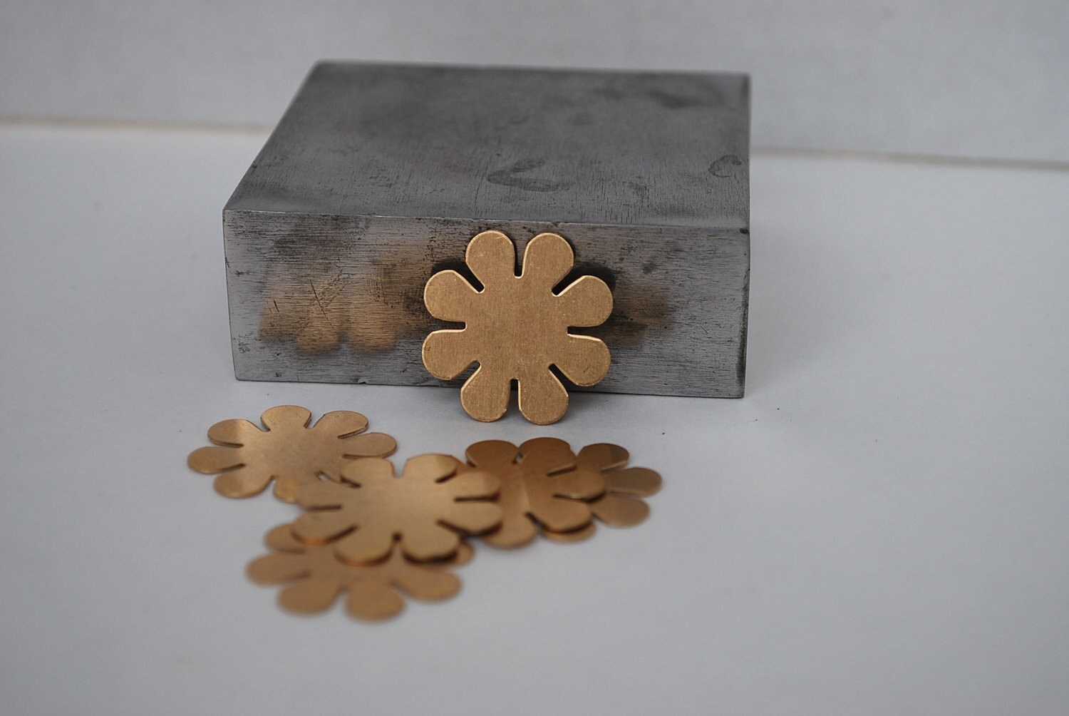 Flower Blank Brass 24ga- 15/16" 8 Petal Flower- PK/6-Great for y…