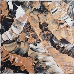 Könnte beinhalten: Abstraktes Gemälde auf Leinwand mit dicken Pinselstrichen in Schwarz, Weiß und Metallic-Gold. Das strukturierte Kunstwerk hat ein quadratisches Format und eine moderne Ästhetik, geeignet für die Inneneinrichtung.