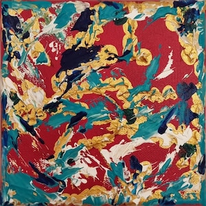 Könnte beinhalten: Quadratisches abstraktes Gemälde mit rotem Hintergrund und Farbspritzern in Gold, Türkis, Weiß und Marineblau. Das Kunstwerk hat ein strukturiertes Aussehen, wobei die Farbe in dicken Strichen aufgetragen wurde. Die Ränder der Leinwand sind türkis bemalt.