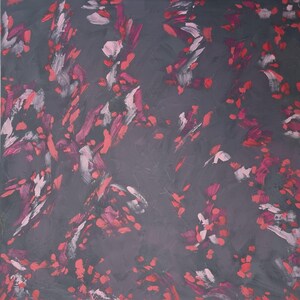 Könnte beinhalten: Abstrakte Malerei mit einem dunkelgrauen Hintergrund und Pinselstrichen in Rot, Rosa und Weiß. Das Kunstwerk weist ein strukturiertes Aussehen mit übereinanderliegender Farbe auf, wodurch eine dynamische und ausdrucksstarke Komposition entsteht. Der Stil erinnert an moderne abstrakte Kunst.