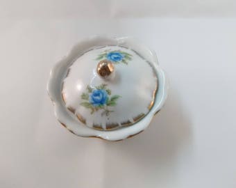 Vintage keepsake, Ring box, Jewelry box, Jewellery Box, Painted Ceramic with gold details, Sugar bowl, bowl with lid, blue flowers