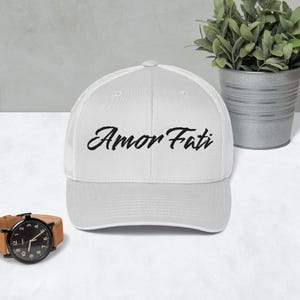 Amor Fati Trucker Cap – Minimalist Unisex Embroidered Hat – Stoic Philosophy – Streetwear Mindset – Motivational Gift
