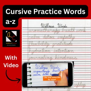 Op de afbeelding: Een oefenblad voor cursief schrift met de titel "Cursive Practice Words a-z". Het blad bevat de woorden "Wellness Words" en andere cursieve woorden. Een smartphone toont een video met de woorden "Wellness Words, aromatherapy, breath, calm, detox".