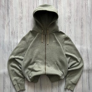 Puede incluir: Una sudadera con capucha verde claro con cremallera, capucha y bolsillos delanteros. La sudadera con capucha presenta un peque&ntilde;o logotipo blanco de Nike en el pecho. La prenda est&aacute; hecha de un material suave y c&oacute;modo.