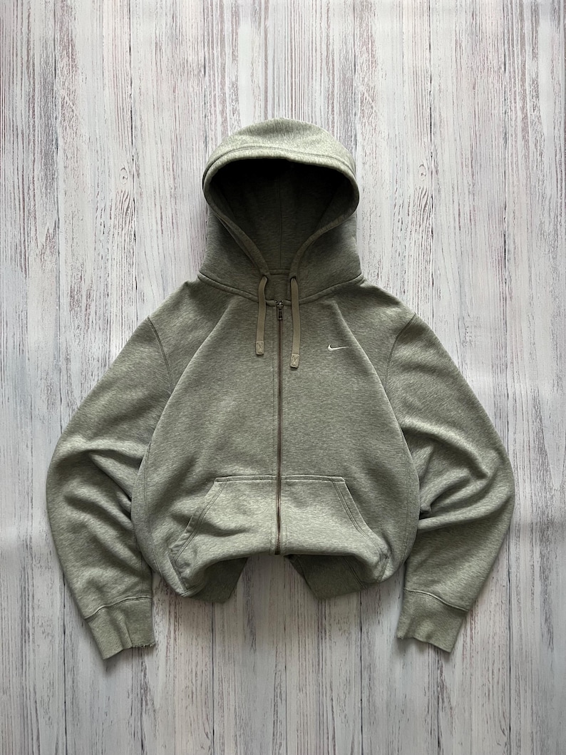 Puede incluir: Una sudadera con capucha verde claro con cremallera, capucha y bolsillos delanteros. La sudadera con capucha presenta un peque&ntilde;o logotipo blanco de Nike en el pecho. La prenda est&aacute; hecha de un material suave y c&oacute;modo.