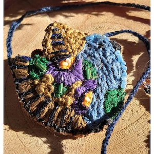 手刺繍の鳥のネックレス、Murmur del Bosque 自然にインスパイアされたペンダント、気まぐれなジュエリー、ハンドメイドギフト、ボヘミアン テキスタイル ネックレス。