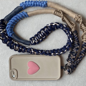 Alça de celular em macramê feita à mão: cordão de paracord marrom e azul