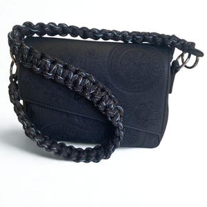 Bandoulière noire en paracorde macramé faite main