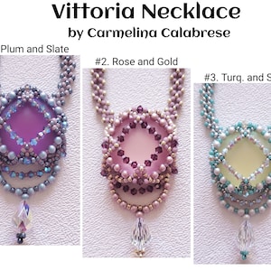 以下が含まれることがあります： Carmelina Calabreseによる3つのVittoriaネックレス。1つ目はプラムとスレート、2つ目はローズとゴールド、3つ目はターコイズとシルバーです。各ネックレスは、中央の石、ビーズのアクセント、そしてぶら下がっているクリスタルペンダントが特徴です。